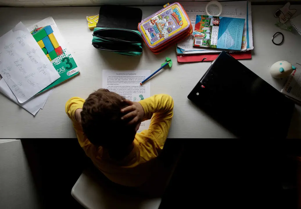 Archivo - Un ni&ntilde;o estudia y hace los deberes en casa.