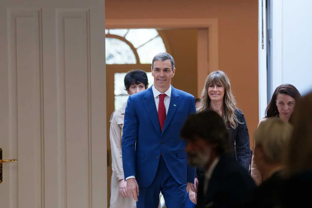 Archivo - El presidente del Gobierno, Pedro S&aacute;nchez  y  su mujer,  Bego&ntilde;a G&oacute;mez, en un acto en Moncloa.