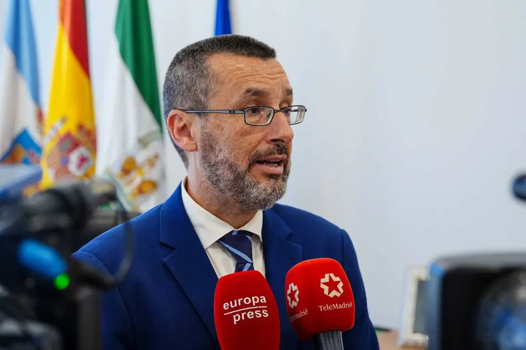 Archivo - El alcalde de la L&iacute;nea de la Concepci&oacute;n, Jos&eacute; Juan Franco Rodr&iacute;guez atiende a los medios de comunicaci&oacute;n. 