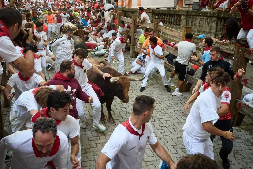 el &uacute;ltimo encierro de los Sanfermines de 2026, a 14 de julio de 2026, en Pamplona, Navarra (Espa&ntilde;a). Los toros de la ganader&iacute;a Jandilla clausuran las fiestas de San Ferm&iacute;n con su participaci&oacute;n en el octavo encierro de las fiestas.