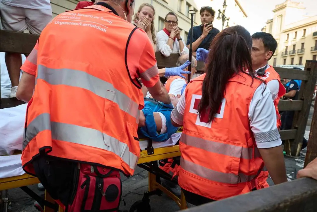 voluntarios de la Cruz Roja atienden a herido del &uacute;ltimo encierro de los Sanfermines de 2026, a 14 de julio de 2026, en Pamplona, Navarra (Espa&ntilde;a). Los toros de la ganader&iacute;a Jandilla clausuran las fiestas de San Ferm&iacute;n con su participaci&oacute;n en el octavo encierro de las fiestas.
