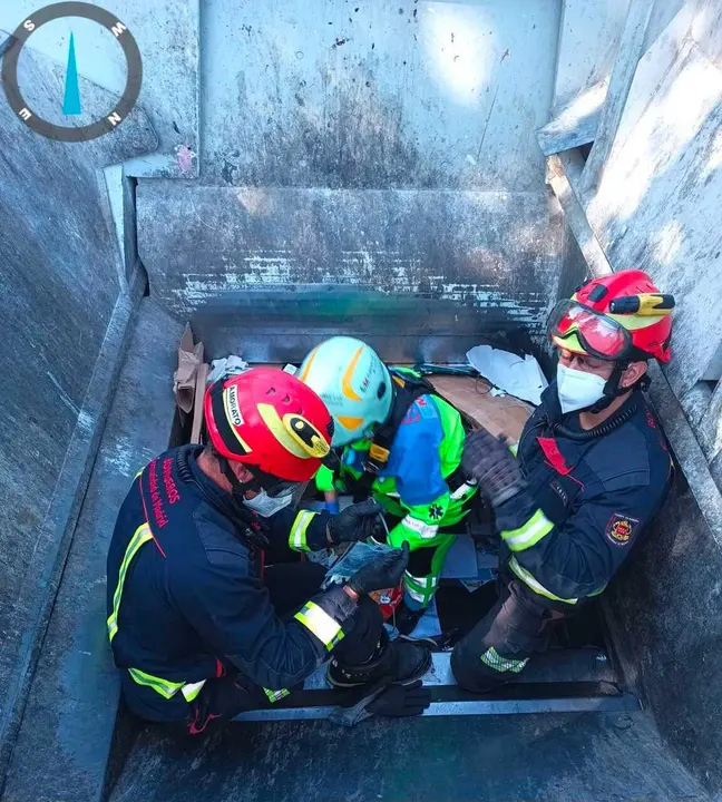 Rescatada de un cami&oacute;n de reciclaje una mujer que dorm&iacute;a en un contenedor de papel en Rivas Vaciamadrid
