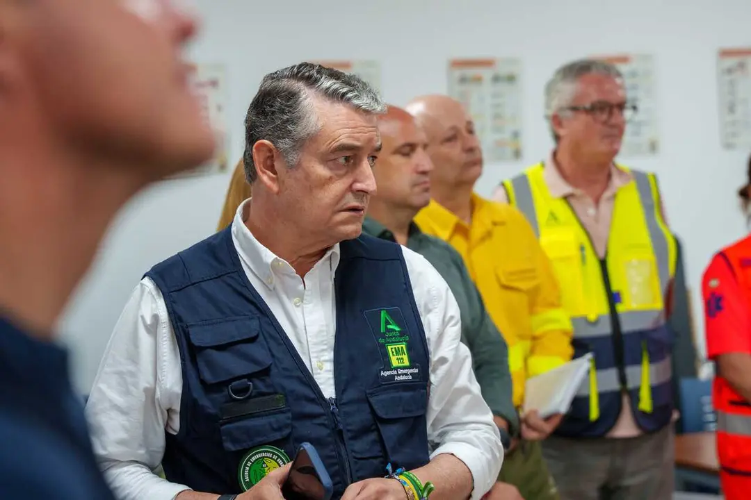 El consejero de presidencia, sanidad y emergencia, Antonio Sanz en el PMA del incendio forestal de los Gallardos. A 12 de julio de 2026 en los Gallardos, Almer&iacute;a (Andaluc&iacute;a, Espa&ntilde;a). El presidente de la Junta de Andaluc&iacute;a, Juanma Moreno y la ministra de d