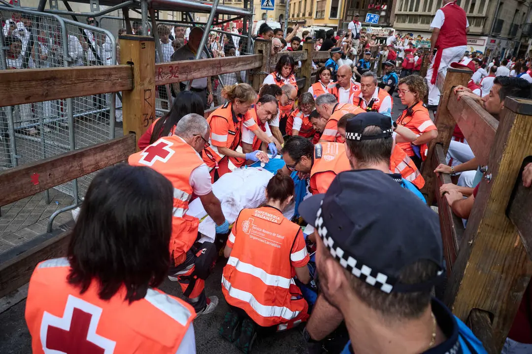 voluntarios de la Cruz Roja atienden a herido del &uacute;ltimo encierro de los Sanfermines de 2026, a 14 de julio de 2026, en Pamplona, Navarra (Espa&ntilde;a). Los toros de la ganader&iacute;a Jandilla clausuran las fiestas de San Ferm&iacute;n con su participaci&oacute;n en el octavo encierro de las fiestas.