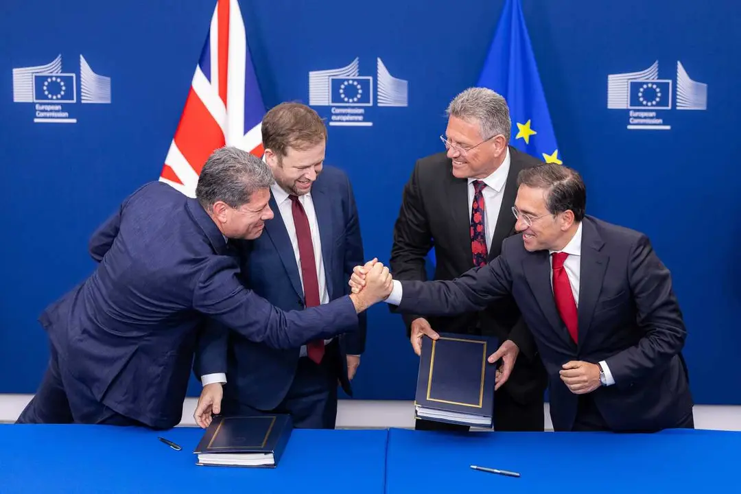 Elcomisario Maros Sefcovic y el secretario de Estado brit&aacute;nico para Europa, Stephen Doughty, sostienen el Tratado de Gibraltar, mientras saludan la firma el ministro de Exteriores, Jos&eacute; Manuel Albares, y el ministro presidente de Gibraltar, Fabian Picardo