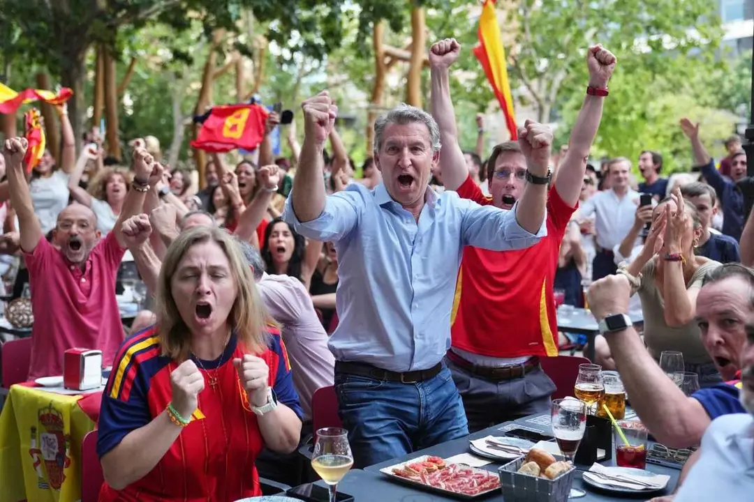 El presidente del Partido Popular, Alberto N&uacute;&ntilde;ez Feij&oacute;o, celebrando la victoria de Espa&ntilde;a contra Francia en la semifinal del Mundial de f&uacute;tbol, junto al alcalde de madrid, Jos&eacute; Luis Mart&iacute;nez-Almeida.