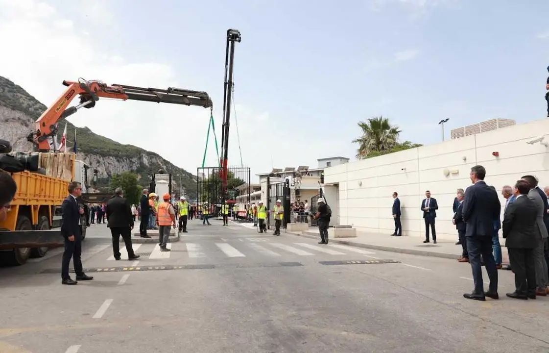 Pedro S&aacute;nchez asiste a la demolici&oacute;n de la Verja de Gibraltar