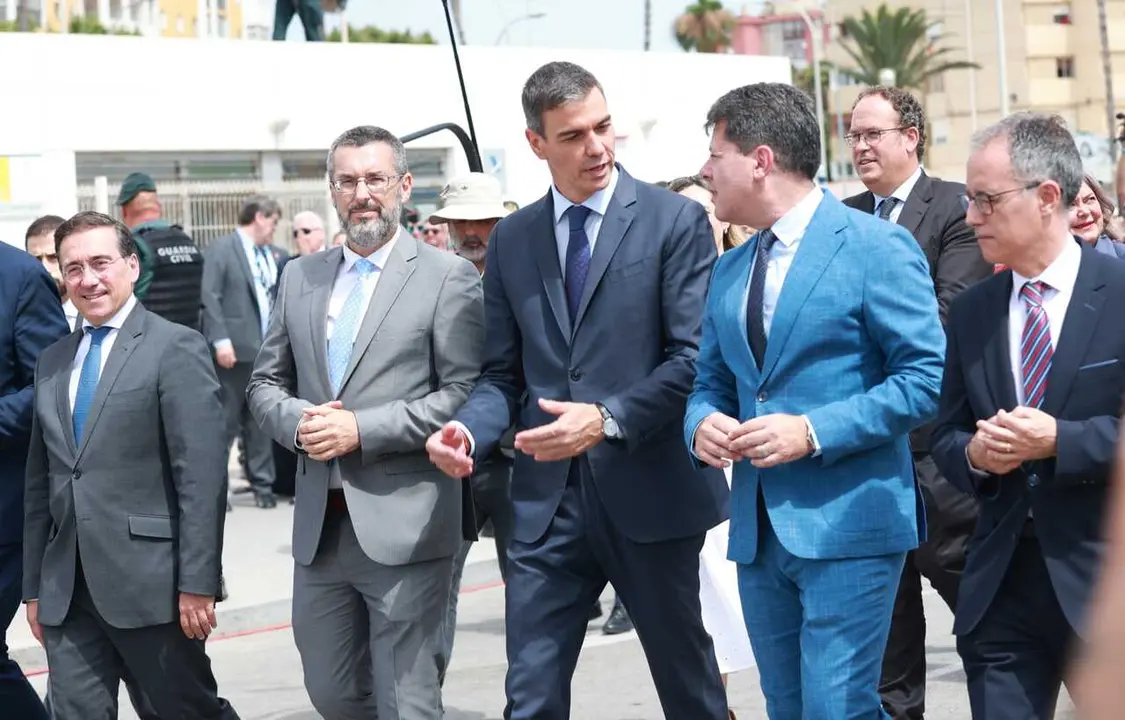 El presidente del Gobierno, Pedro S&aacute;nchez, acompa&ntilde;ado por el ministro principal de Gibraltar, Fabi&aacute;n Picardo, entre otros, en el acto de la retirada de la Verja.