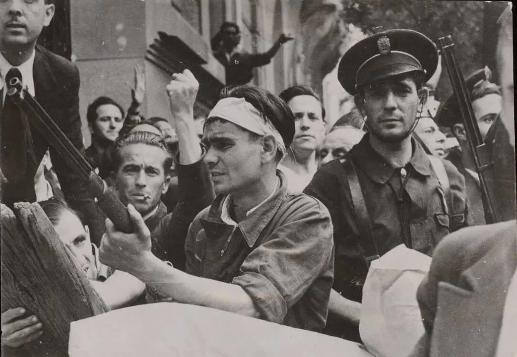 Un civil armado junto a un guardia de asalto en las inmediaciones del Cuartel de la Monta&ntilde;a de Madrid tras la sublevaci&oacute;n militar del 18 de julio