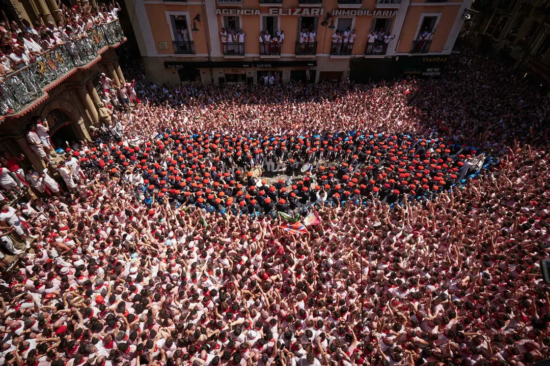 La salida de los gaiteros desde el interior del Ayuntamiento de Pamplona a la Plaza Consistorial despues del  Chupinazo de San Ferm&iacute;n 2026, en la Plaza del Ayuntamiento, a 6 de julio de 2026, en Pamplona, Navarra (Espa&ntilde;a). El Chupinazo marca el inicio oficial de las fiestas de San Ferm&iacute;n que se prolongan hasta el 14 de julio. En esta edici&oacute;n, la Subdirecci&oacute;n de Urgencias de Navarra es la encargada de prender la mecha del cohete, en reconocimiento a su labor durante los encierros.