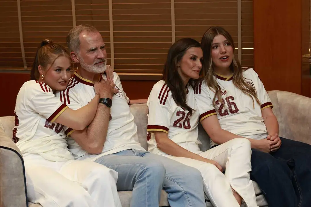 (I-D) La Princesa Leonor; el Rey Felipe VI, la Reina Letizia; y la Infanta Sofia; visualizan el partido de semifinales del Mundial de f&uacute;tbol entre Espa&ntilde;a y Francia, a 14 de julio de 2026, en Madrid (Espa&ntilde;a).