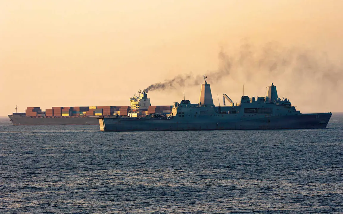Archivo - Un buque estadounidense participa en el bloqueo sobre los puertos iran&iacute;es en el estrecho de Ormuz.