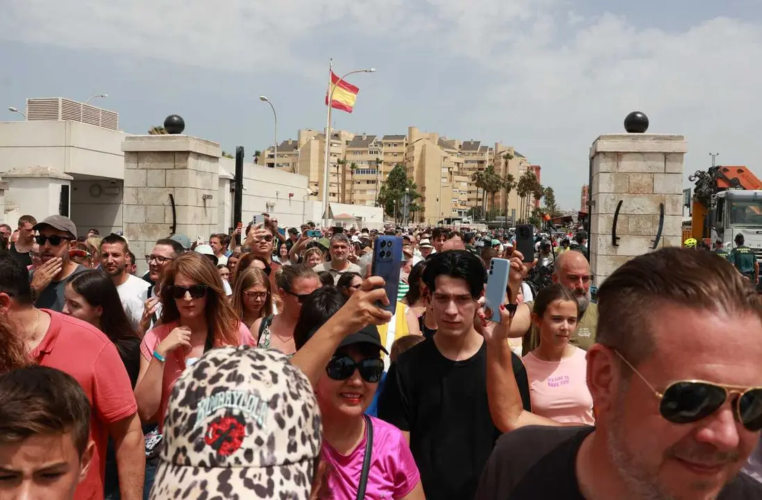 Vecinos de la L&iacute;nea pasan a Gibraltar sin detenerse en un control en el primer d&iacute;a sin Verja. A 15 de julio de 2026 en La L&iacute;nea de la Concepci&oacute;n, C&aacute;diz (Andaluc&iacute;a, Espa&ntilde;a).