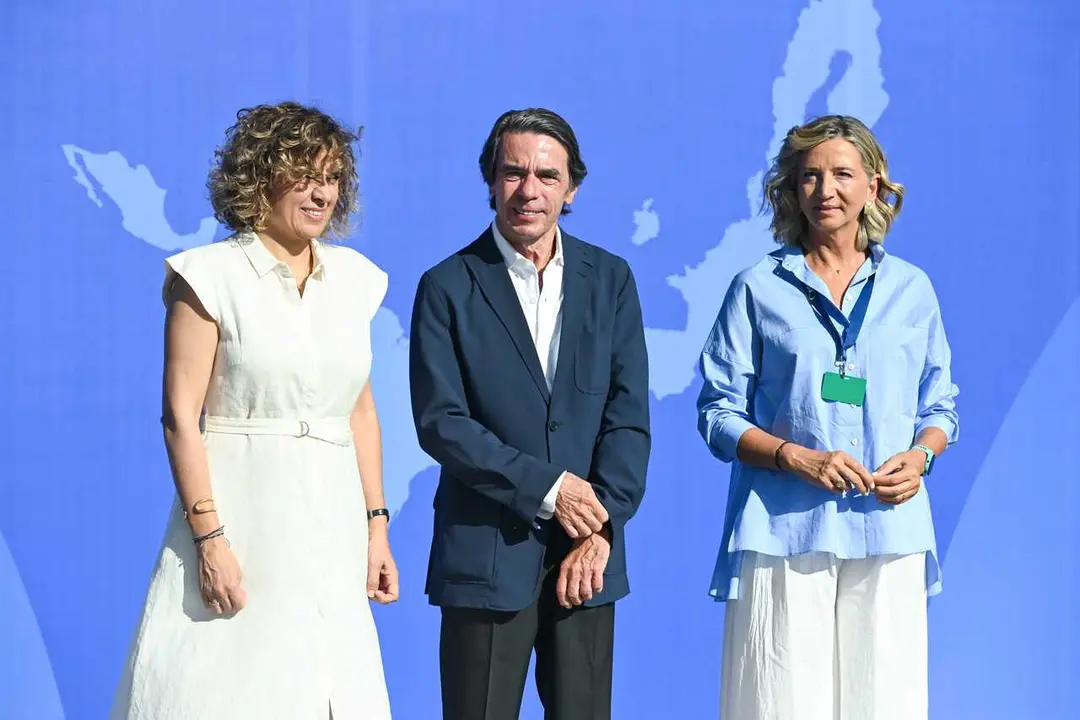 El expresidente del Gobierno, Jos&eacute; Mar&iacute;a Aznar, junto a la secretaria general del PPE, Dolors Montserrat, durante la segunda jornada del EPP Libertas F&oacute;rum, en el Hotel Eurostars Madrid Tower, a 16 de julio de 2026, en Madrid (Espa&ntilde;a). El foro tiene el ob