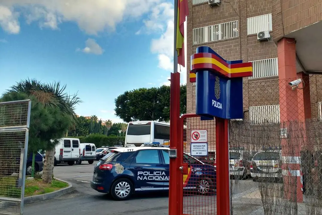Veh&iacute;culos de la Polic&iacute;a Nacional en la Comisar&iacute;a Provincial de Almer&iacute;a.