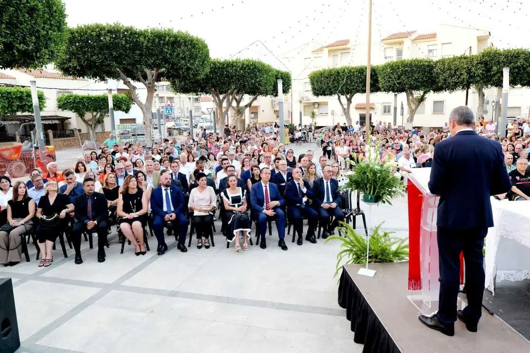 Autoridades y vecinos asisten a la misa celebrada en Los Gallardos (Almer&iacute;a) en homenaje a las v&iacute;ctimas y a los 'h&eacute;roes'del incendio.
