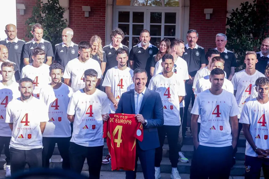 Archivo - El presidente del Gobierno, Pedro S&aacute;nchez, recibe a la Selecci&oacute;n espa&ntilde;ola de F&uacute;tbol, campeona de la Eurocopa 2024, en el Complejo de la Moncloa, a 15 de julio de 2024, en Madrid (Espa&ntilde;a)