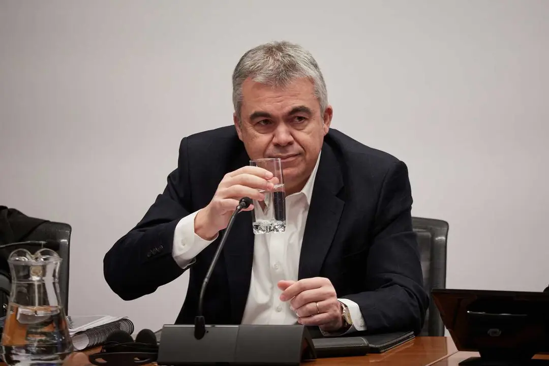 Archivo - El exsecretario de organizaci&oacute;n del PSOE Santos Cerd&aacute;n comparece en la Comisi&oacute;n de Investigaci&oacute;n sobre adjudicaciones p&uacute;blicas del Parlamento de Navarra, a 11 de febrero de 2026, en Pamplona, Navarra (Espa&ntilde;a). 