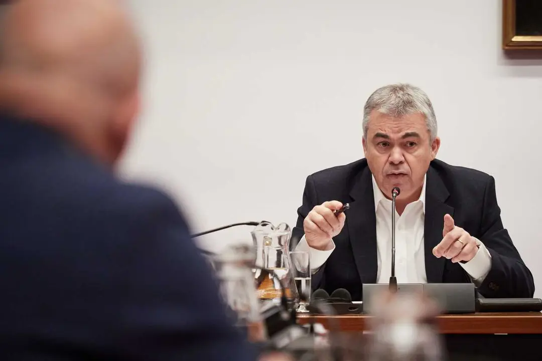 Archivo - El exsecretario de organizaci&oacute;n del PSOE Santos Cerd&aacute;n comparece en la Comisi&oacute;n de Investigaci&oacute;n sobre adjudicaciones p&uacute;blicas del Parlamento de Navarra, a 11 de febrero de 2026, en Pamplona, Navarra (Espa&ntilde;a). 