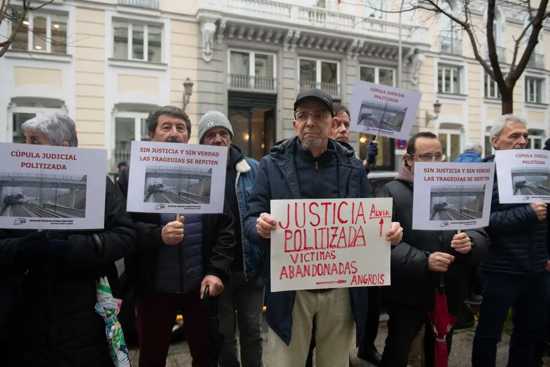 Archivo - Varias personas durante la concentraci&oacute;n en rechazo a la absoluci&oacute;n del exdirector de seguridad de Adif tras el accidente de Angrois, a 26 de enero de 2026, en Madrid (Espa&ntilde;a). El accidente ferroviario de Angrois, en 2013, dej&oacute; 80 muertos y m&aacute;s 