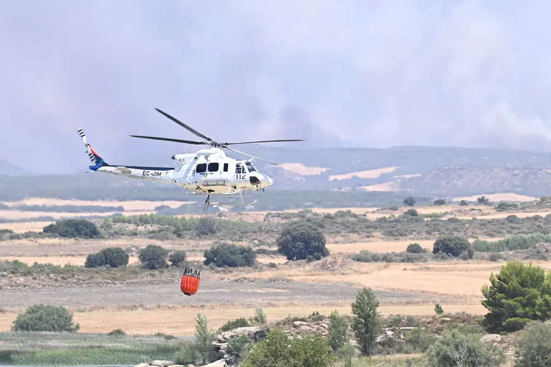 Un helic&oacute;ptero contribuye en las labores de extinci&oacute;n del incendio, a 16 de julio de 2026, en Cinco Villas, Zaragoza, Arag&oacute;n (Espa&ntilde;a).   