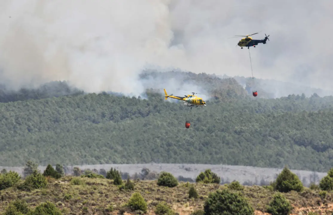 Medios a&eacute;reos trabajan en la extinci&oacute;n del incendio, a 17 de julio de 2026, en La Mierla, Guadalajara, Castilla-La Mancha (Espa&ntilde;a). La evoluci&oacute;n del incendio declarado este jueves, 16 de julio, en la poblaci&oacute;n guadalajare&ntilde;a de La Mierla ha provocado que e