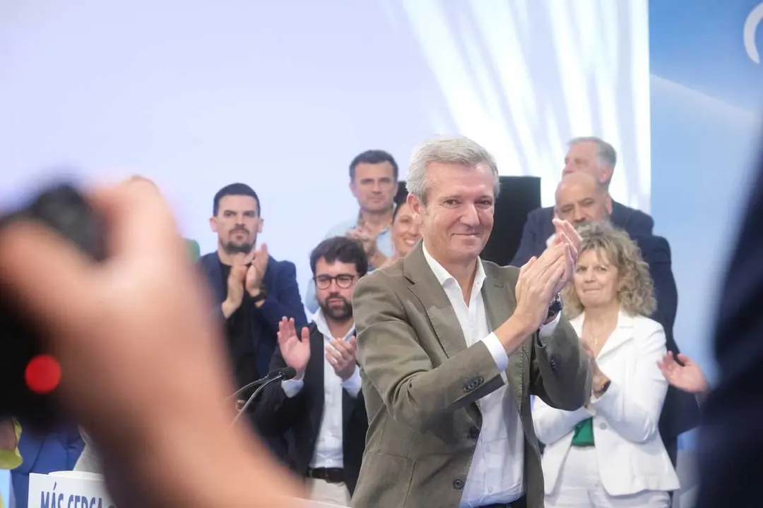 El presidente de la Xunta de Galicia, Alfonso Rueda (c), durante el acto de presentaci&oacute;n de los candidatos a las capitales de provincia para las elecciones municipales de 2027, en Santiago de Compostela, A Coru&ntilde;a, Galicia (Espa&ntilde;a).