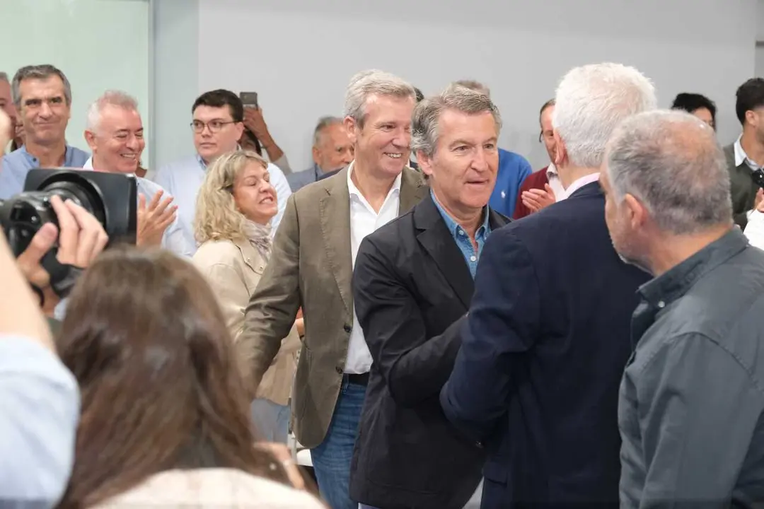 El presidente del Partido Popular, Alberto N&uacute;&ntilde;ez Feij&oacute;o (3d), y el presidente de la Xunta de Galicia, Alfonso Rueda (c), durante el acto de presentaci&oacute;n de los candidatos a las capitales de provincia para las elecciones municipales de 2027, en Santiago de