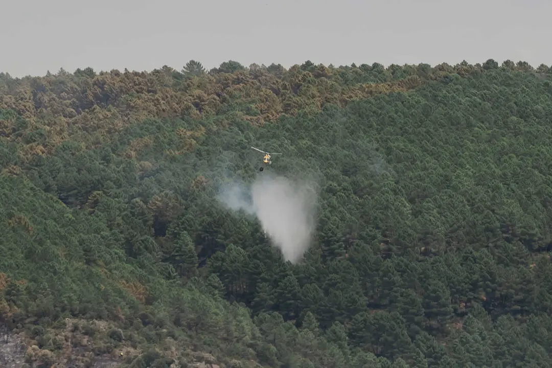 Un helic&oacute;ptero durante las labores de extinci&oacute;n del incendio en La Mierla