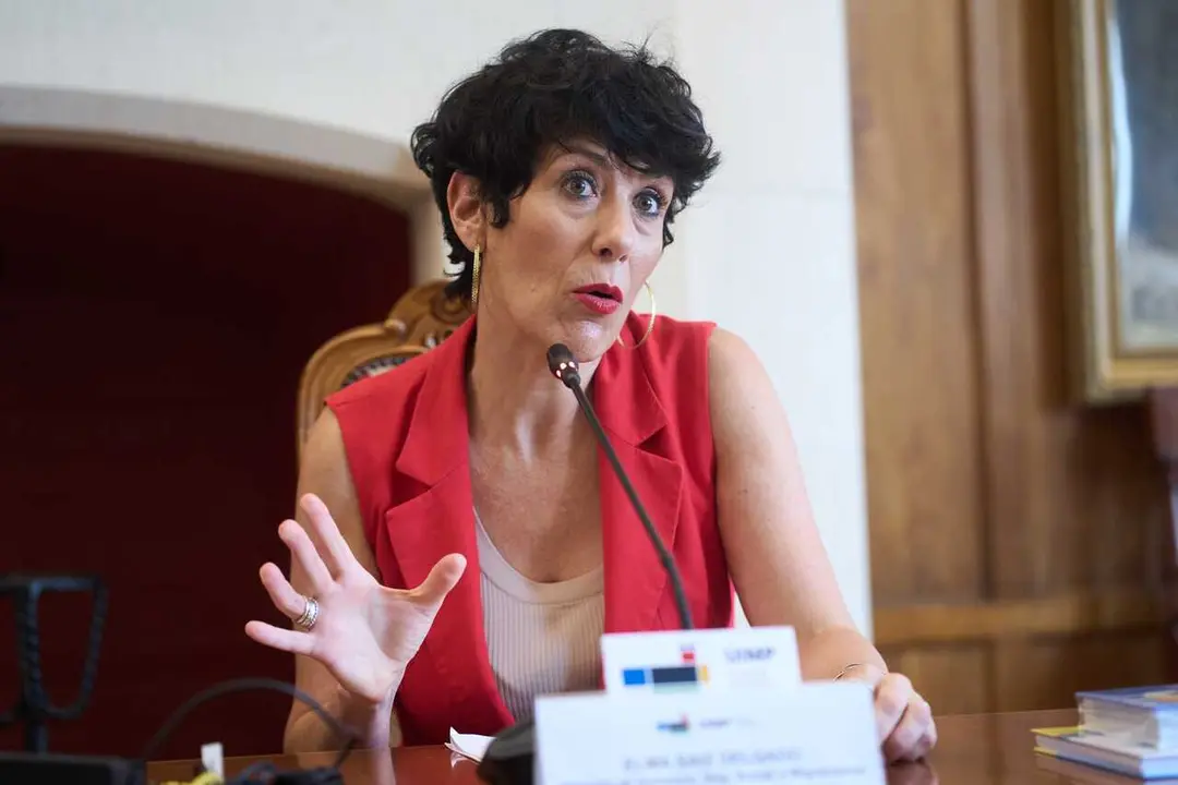 La ministra de Inclusi&oacute;n, Seguridad Social y Migraciones, Elma Saiz, atiende a los medios a su llegada para clausurar el seminario 'Seguridad social, un puente entre generaciones' durante los Cursos de Verano de la Universidad Internacional Men&eacute;ndez Pelay
