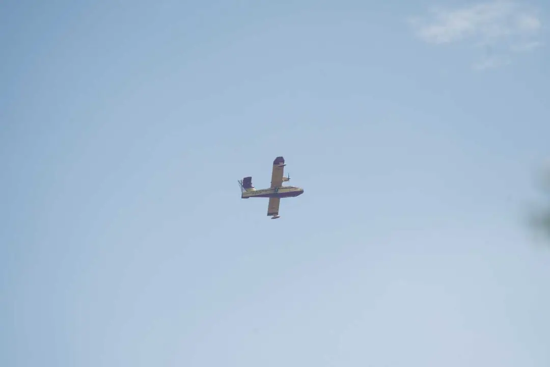 Un avi&oacute;n trabaja en las labores de extinci&oacute;n del incendio, a 18 de julio de 2026, en La Mierla, Guadalajara, Castilla-La Mancha (Espa&ntilde;a). El fuego sigue activo en varios frentes y avanza hacia el municipio de Semillas, ha obligado a evacuar a 529 vecinos 
