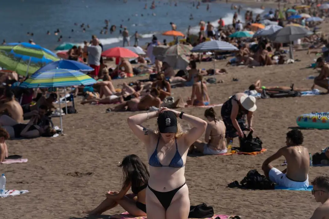 Archivo - Varias personas en la playa, a 17 de julio de 2024, en Barcelona, Catalunya (Espa&ntilde;a). Seg&uacute;n la Agencia Estatal de Meteorolog&iacute;a (Aemet) Barcelona experimentar&aacute; temperaturas elevadas que, junto con altos niveles de humedad, incrementar&aacute;n la sensac