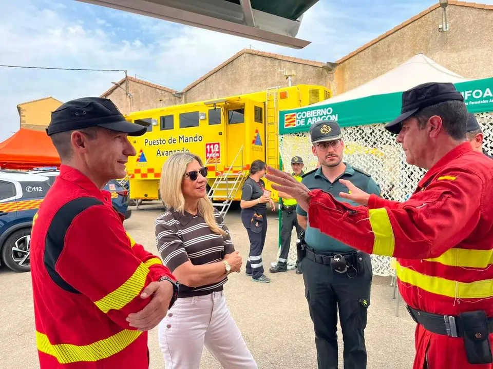 La vicepresidenta del Gobierno de Arag&oacute;n, Mar Vaquero, en el Puesto de Mando Avanzado instalado en Farasdu&eacute;s, donde ha ofrecido las &uacute;ltimas novedades sobre el incendio de las Cinco Villas.