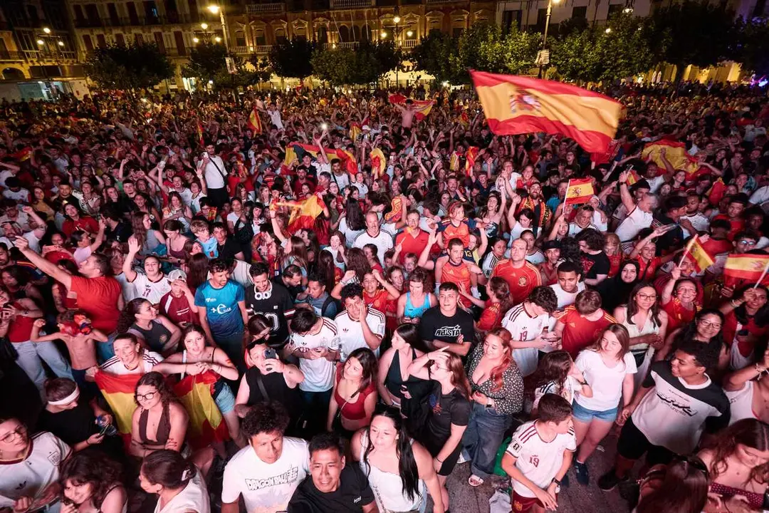 Aficionados de la selecci&oacute;n espa&ntilde;ola celebran la victoria de Espa&ntilde;a durante  la final del Mundial de f&uacute;tbol 2026, en la plaza del Castillo, a 19 de julio de 2026, en Pamplona, Navarra (Espa&ntilde;a).   