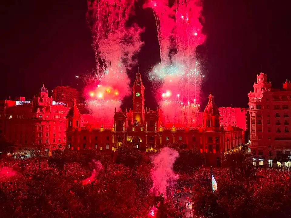 La plaza del Ayuntamiento de Val&egrave;ncia celebra la victoria de la selecci&oacute;n con miles de aficionados y fuegos artificiales