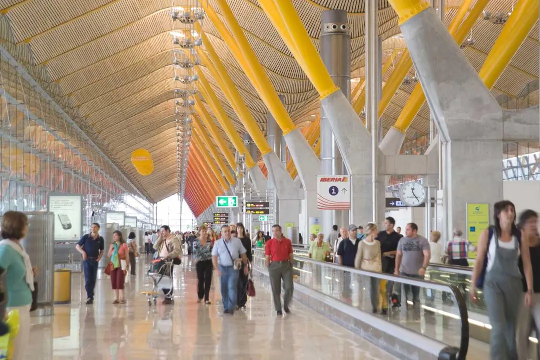 Archivo - Pasajeros de Iberia en la T4