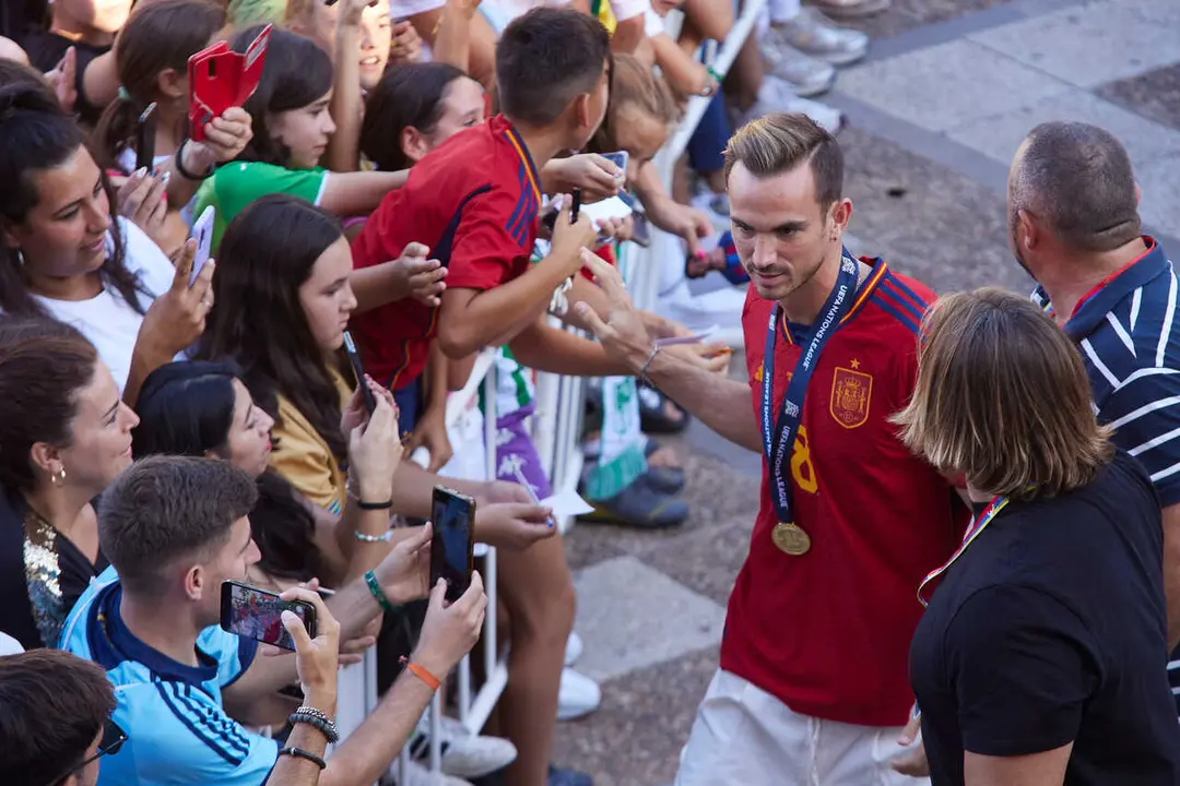 durante la recepci&oacute;n institucional a los jugadores de la selecci&oacute;n espa&ntilde;ola de f&uacute;tbol tras la conquista de la Nations League en los Palacios y Villafranca, a 21 de junio de 2023 en Sevilla (Andaluc&iacute;a, Espa&ntilde;a). El pueblo de los Palacios y Villafranca ha recibido de forma institucional a los jugadores de la selecci&oacute;n espa&ntilde;ola de f&uacute;tbol Jes&uacute;s Navas, Fabi&aacute;n Ruiz, y Pablo "Gavi" tras la conquista de la Nations League.