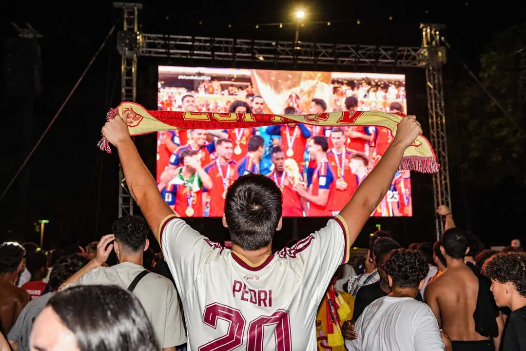 Aficionados espa&ntilde;oles celebran la victoria de la selecci&oacute;n espa&ntilde;ola/argentina en la final del Mundial de f&uacute;tbol 2026, a 19 de julio de 2026, en Madrid (Espa&ntilde;a). Espa&ntilde;a consigue su segunda Copa del Mundo de f&uacute;tbol de la historia, tras su primera victoria e