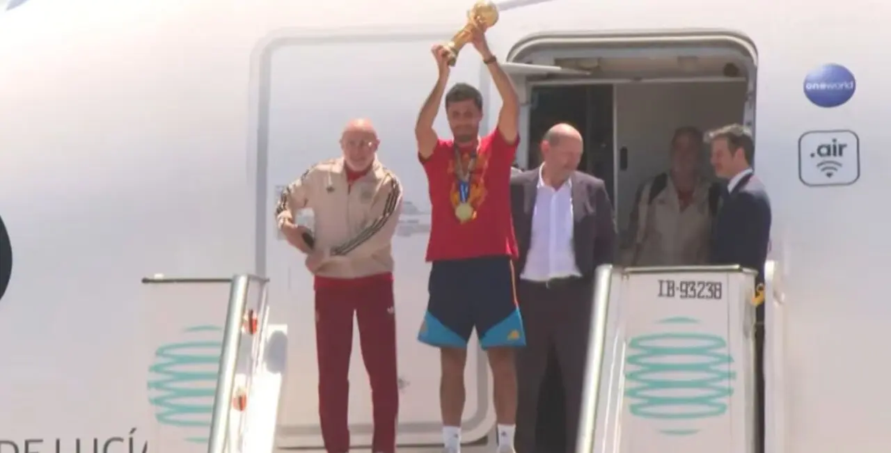 Los campeones del mundo aterrizan en Madrid
- EUROPA PRESS