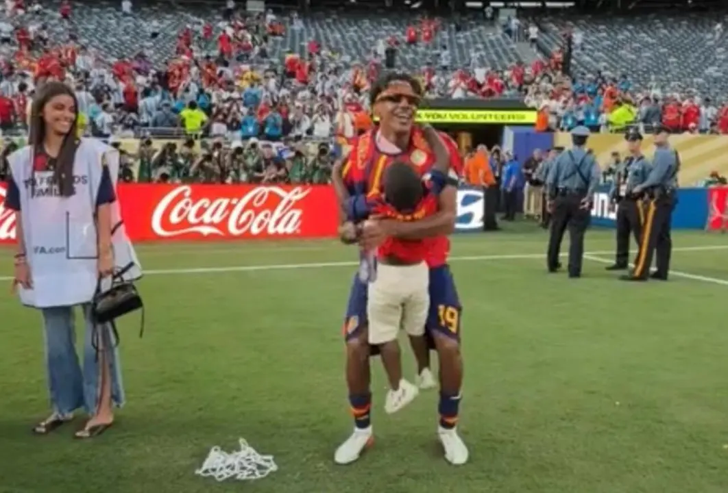 Lamine tras ganar la final abraza a su hermano junto a su pareja