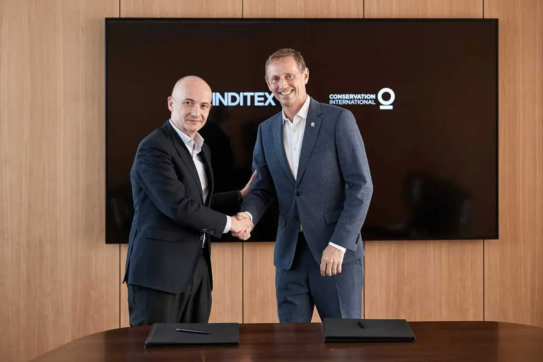 El CEO de Inditex, &Oacute;scar Garc&iacute;a Maceiras, y el  director ejecutivo de Conservaci&oacute;n Internacional, Sebastian Tro&euml;ng,firman acuerdo
