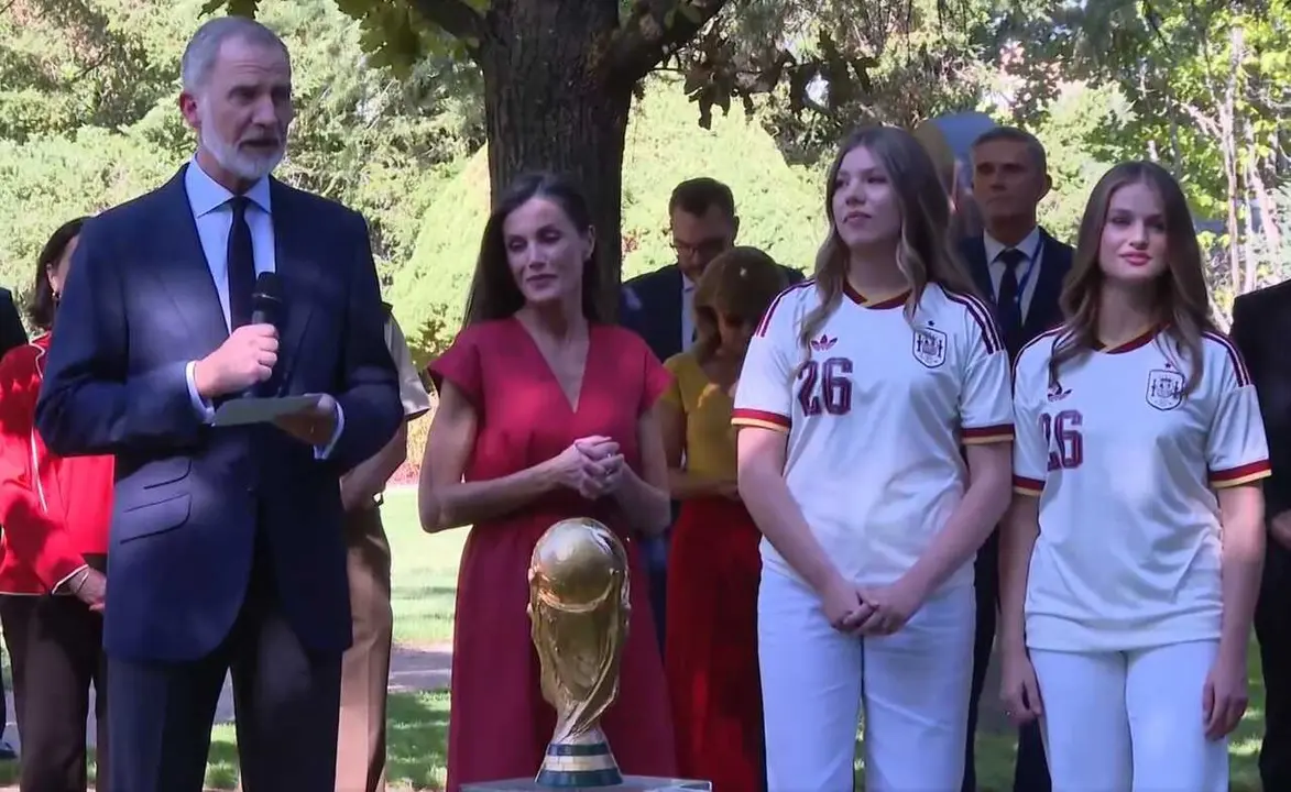 La Familia Real con la Copa del Mundo duirante la audiencia en Zarzuela a la selecci&oacute;n espa&ntilde;ola de f&uacute;tbol