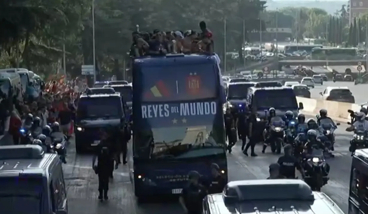 Autob&uacute;s y comitiva de la Selecci&oacute;n