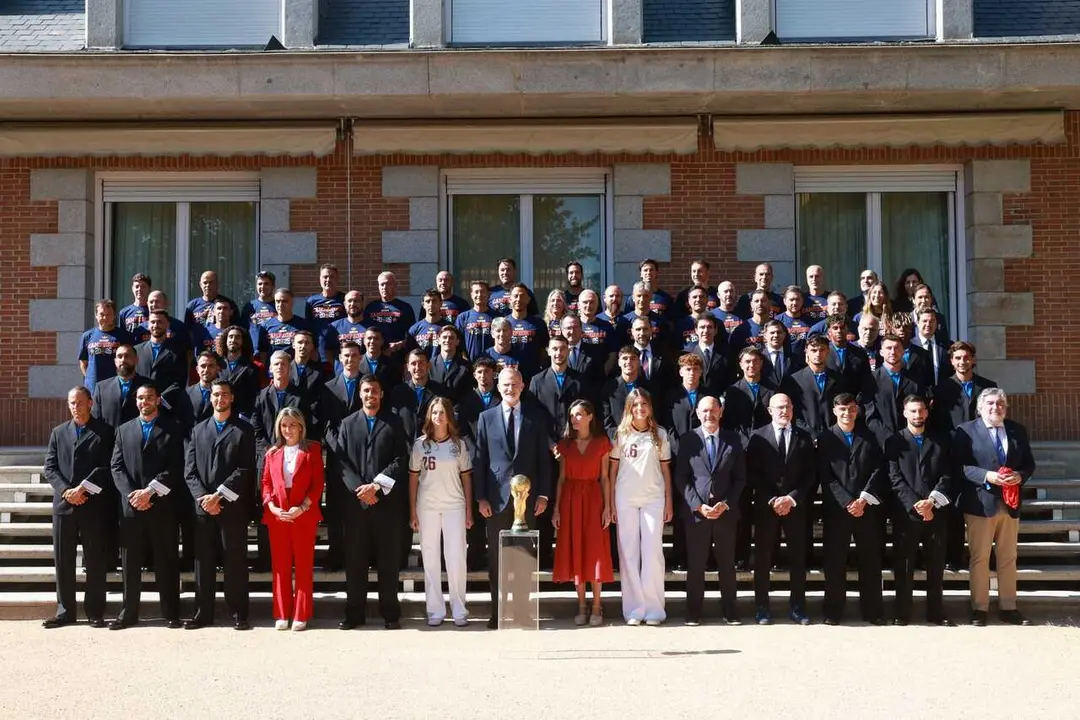 Los Reyes de Espa&ntilde;a, don Felipe VI y do&ntilde;a Letizia, la Princesa de Asturias y la infanta Sof&iacute;a reciben a la selecci&oacute;n espa&ntilde;ola de f&uacute;tbol en el Palacio de La Zarzuela de Madrid
