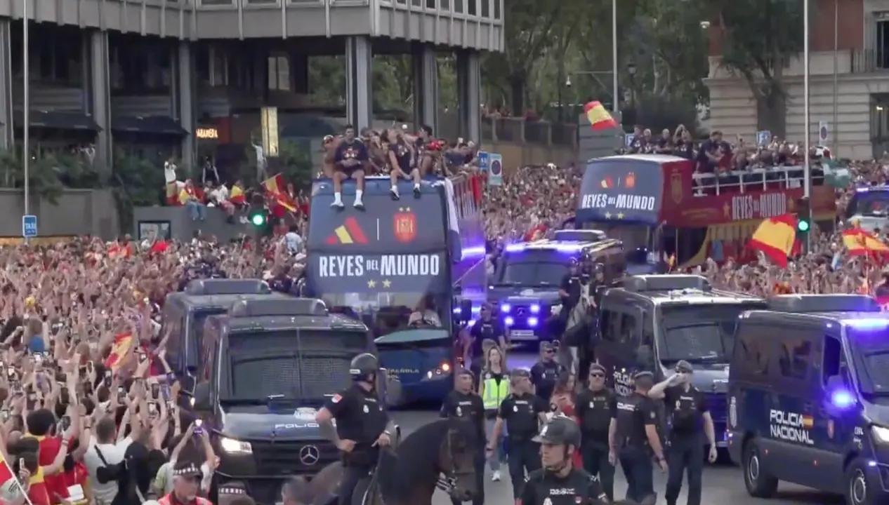La gr&uacute;a de los campeones del mundo recorre Madrid