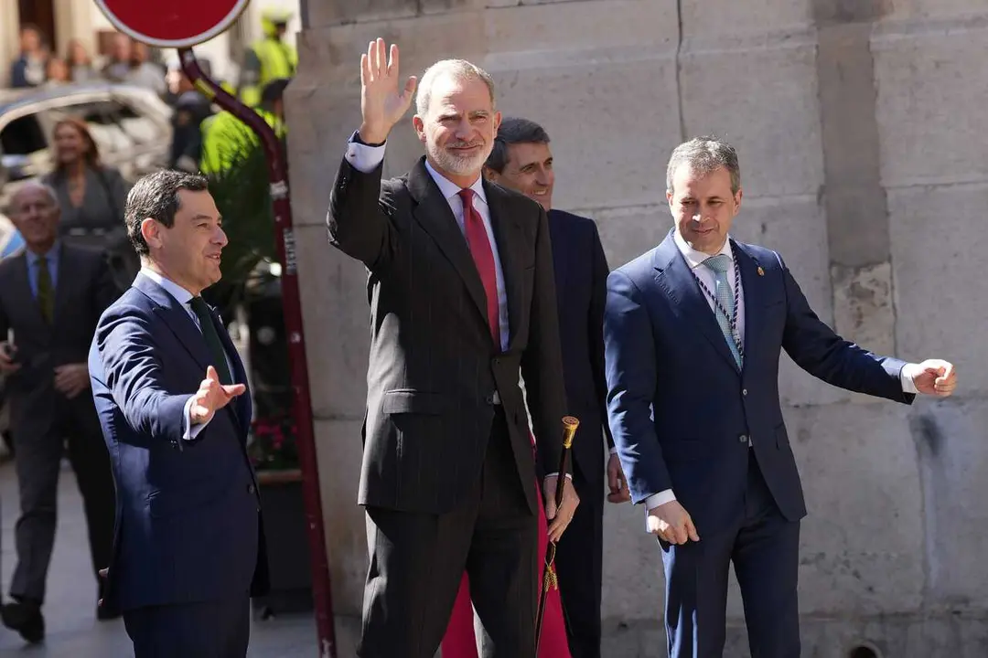 Archivo - El Rey Felipe VI (c), junto al presidente de la Junta de Andaluc&iacute;a Juanma Moreno (i), y el alcalde de Ja&eacute;n, Julio Mill&aacute;n (d), durante su visita a Ja&eacute;n. A 17 de marzo de 2026, en Ja&eacute;n (Andaluc&iacute;a, Espa&ntilde;a). 