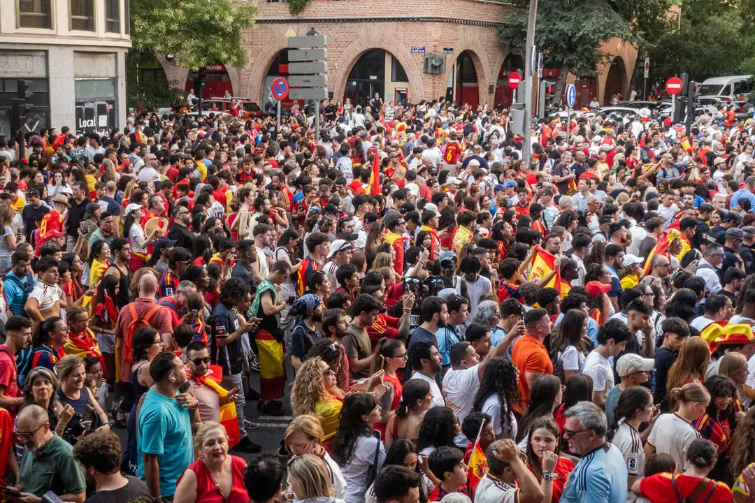 Aficionados saludan al autob&uacute;s de la Selecci&oacute;n durante la r&uacute;a de celebraci&oacute;n de la Selecci&oacute;n Espa&ntilde;ola por el triunfo en el Mundial 2026, a 20 de julio de 2026, en Madrid (Espa&ntilde;a). El combinado espa&ntilde;ol se convirti&oacute; ayer en campe&oacute;n del Mundial 2026 de f&uacute;tbol, tras vencer por 1-0 a Argentina con gol de Ferr&aacute;n Torres.