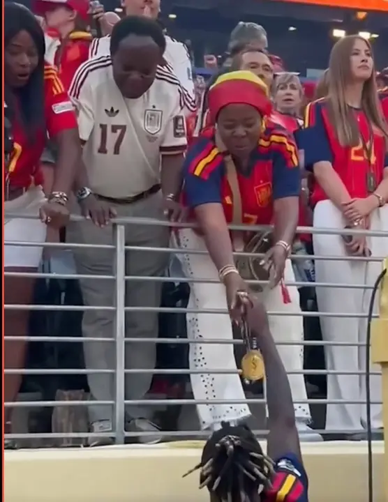 Nico Williams le entrega la medalla a su medalla