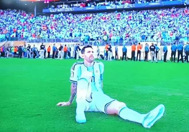 Leo Messi sentado en el campo tras la final del Mundial
