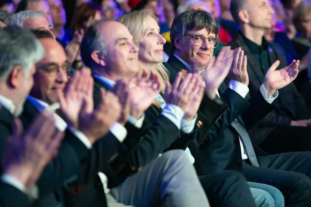 Archivo - El secretario general de Junts per Catalunya, Jordi Turull (c), la n&uacute;mero 2 de Junts+Puigdemont, Anna Navarro (2d) y el expresidente de la Generalitat y candidato de Junts a las elecciones catalanas, Carles Puigdemont (d), durante el acto de Jun
